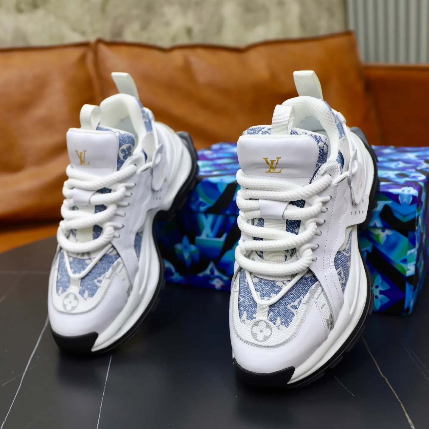 Ex-factory price: 600💰【LV】Louis Vuitton is a high-end brand of men's shoes, new model on the market, top luxury brand, the latest fashionable casual men's shoes, a trendy and versatile style, relaxed and sporty, with calfskin upper and ultra-fine workmanship. The original personalized fashionable rubber wear-resistant outsole is light and comfortable on the foot. Code number: 39-44 (45, 46 customized)